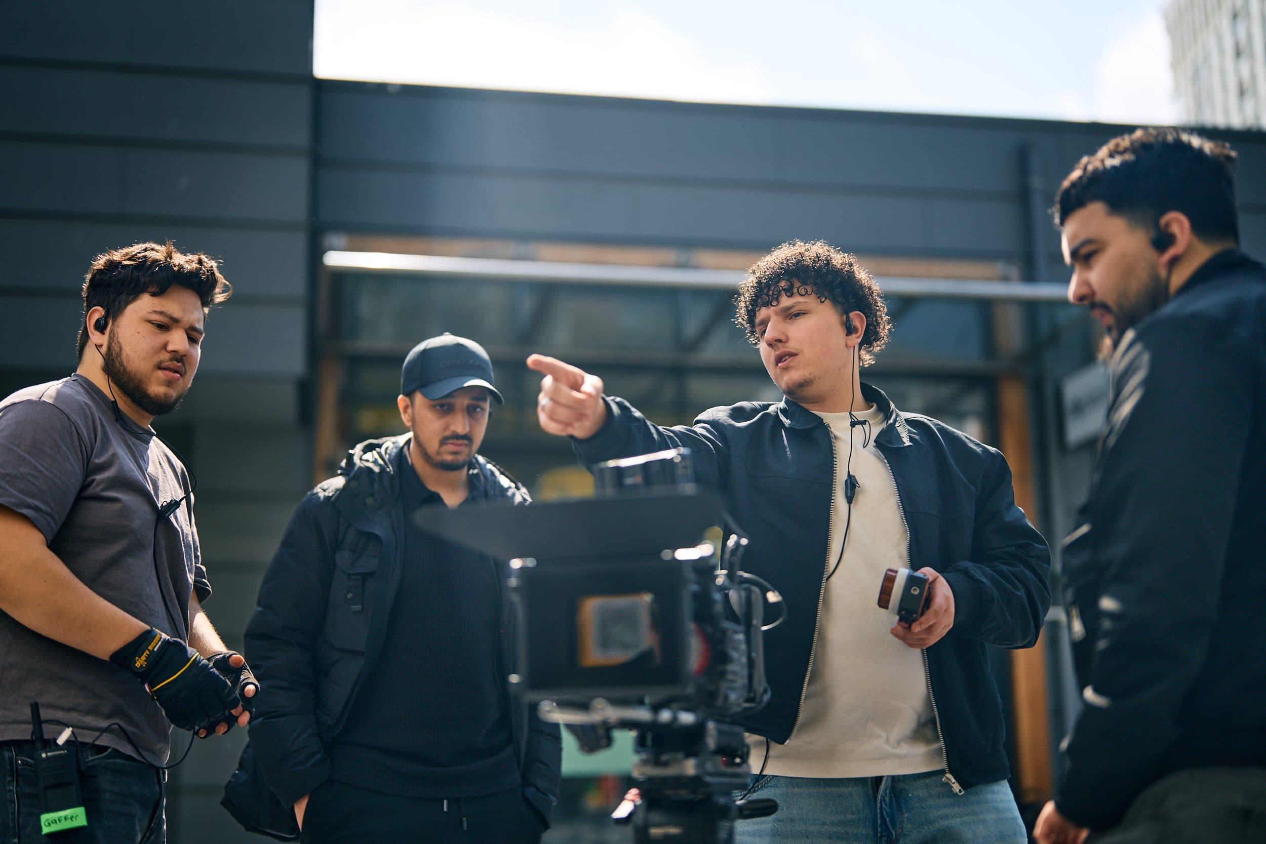 Regisseur geeft aanwijzingen aan de cameracrew op de set