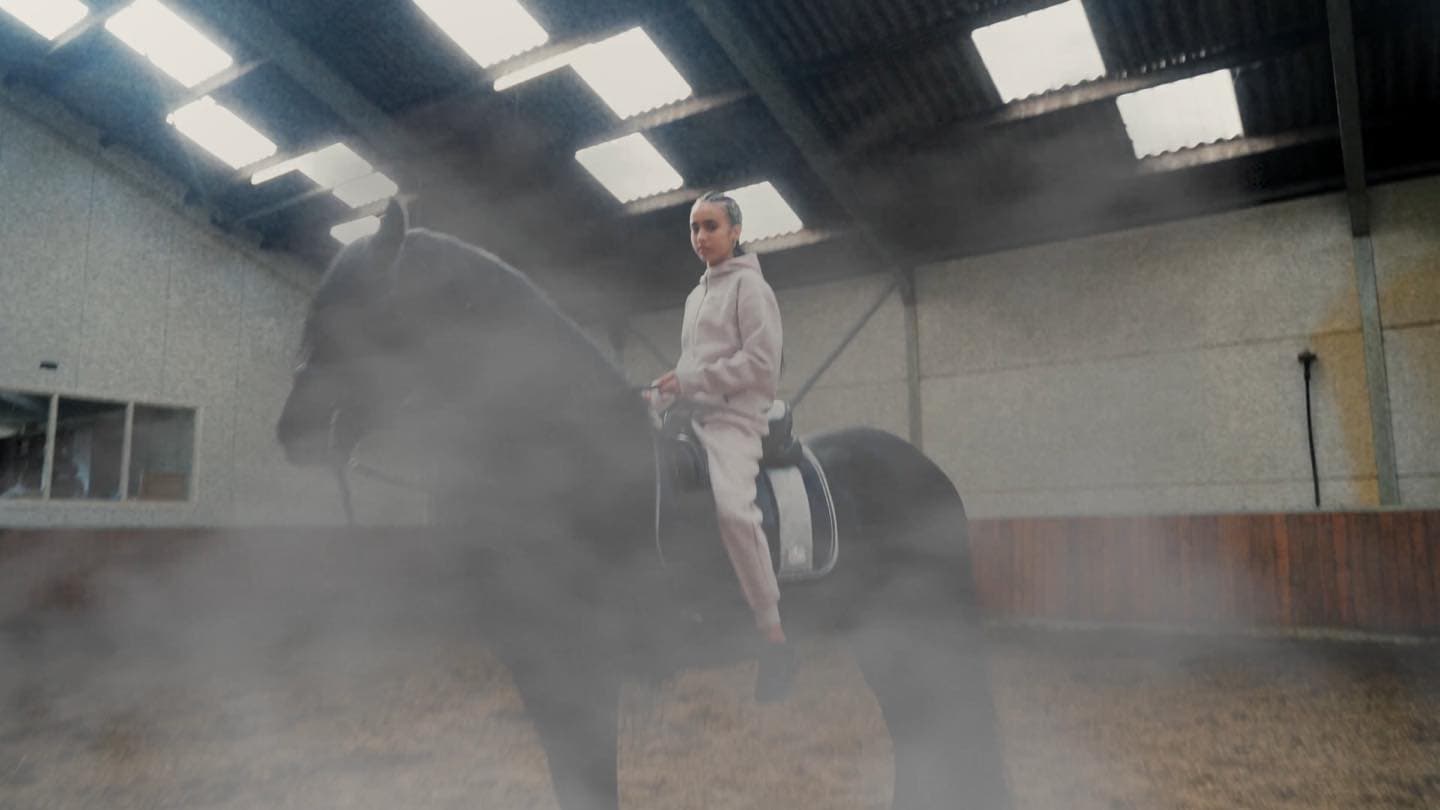 Amira Tahri in een rijhal met een paard, still uit de Nike film