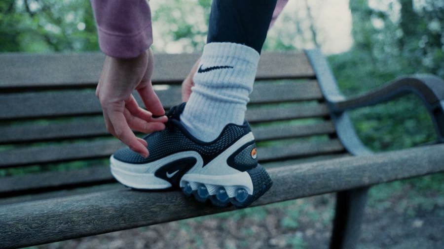 Close-up van de Nike Air Max DN op een parkbank