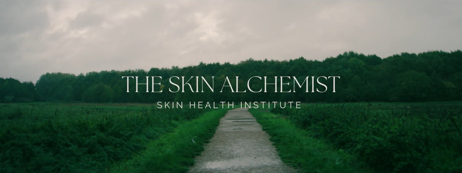 Een pad door een groen veld met de titel The Skin Alchemist, still uit de commercial Van binnenuit