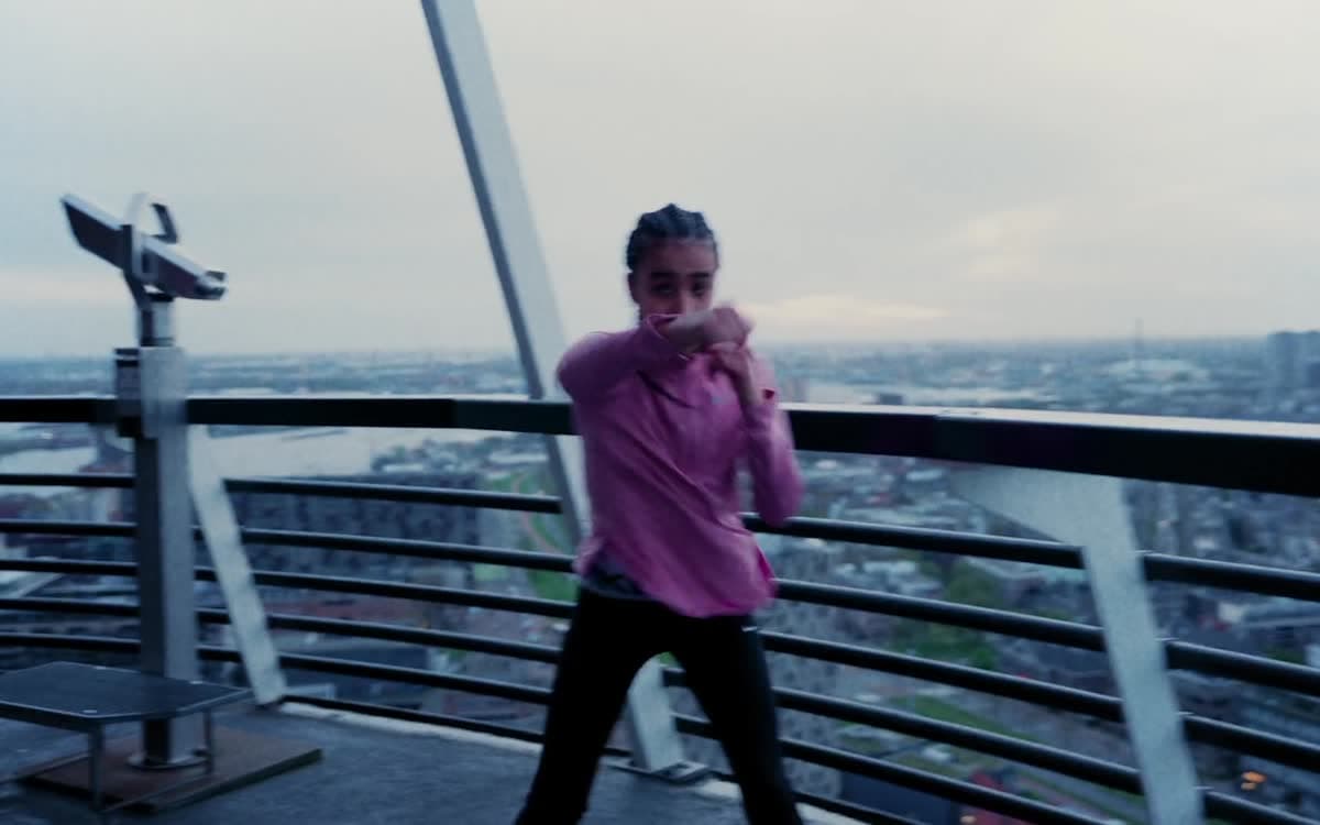 Atleet Amira Tahri op een uitkijkpunt, still uit de Nike Air Max DN film