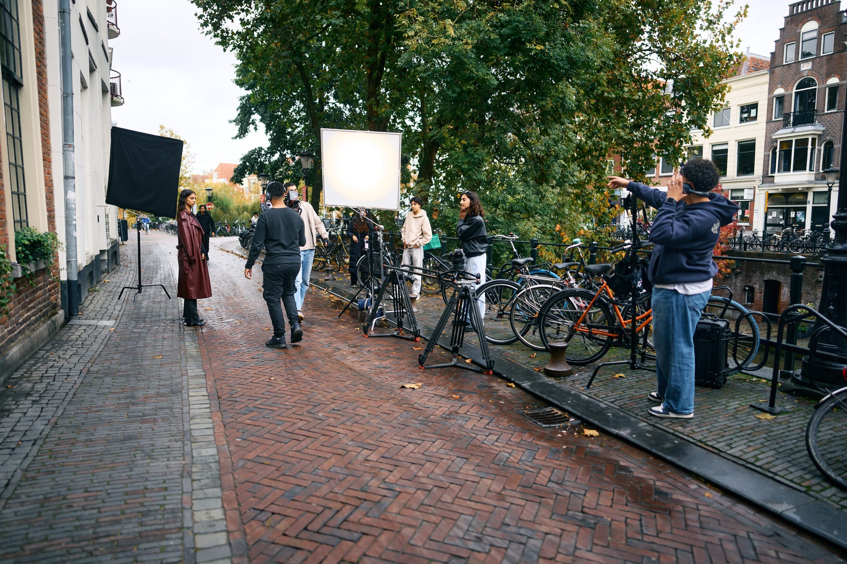 Crew van Trigger Visuals op locatie aan een Utrechtse gracht