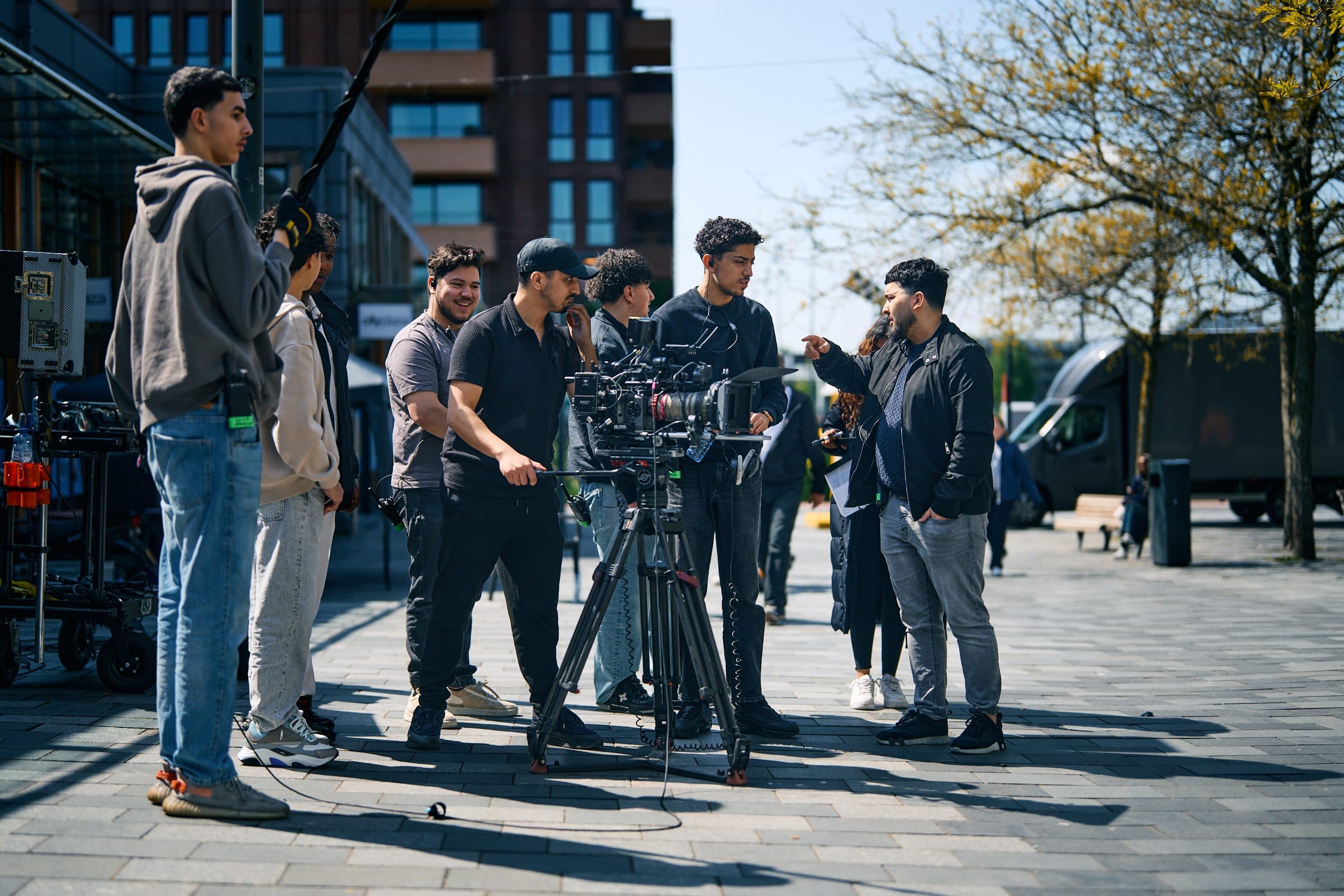 Regisseur en cameracrew van Trigger Visuals bespreken een shot