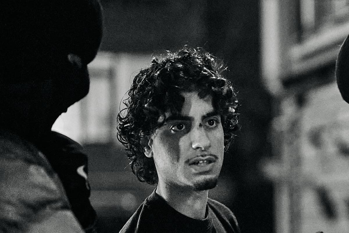 Adam Al Khamisi op de set van de short film voor Jack's Famous