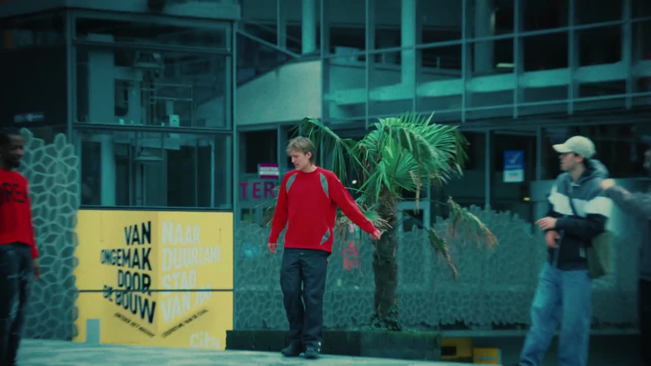Jongere in een rood shirt op een plein, still uit de Jellinek campagne Kies voor jezelf nu