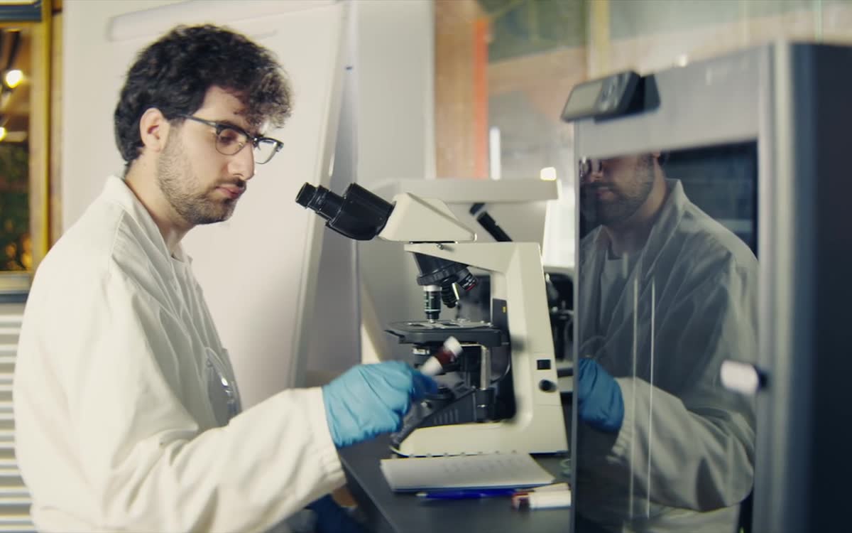 Labscène uit de commercial Van binnenuit voor The Skin Alchemist