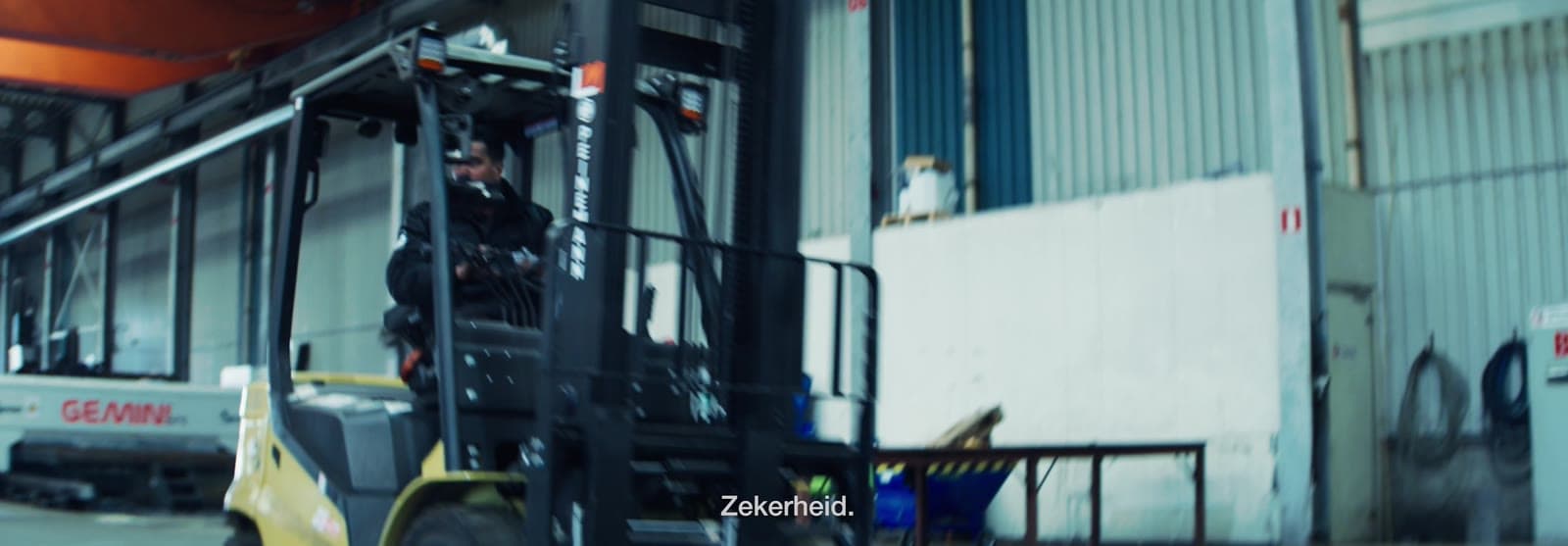 Still uit Ze kopen wat ze voelen, brand film voor Prins de Boer Staal