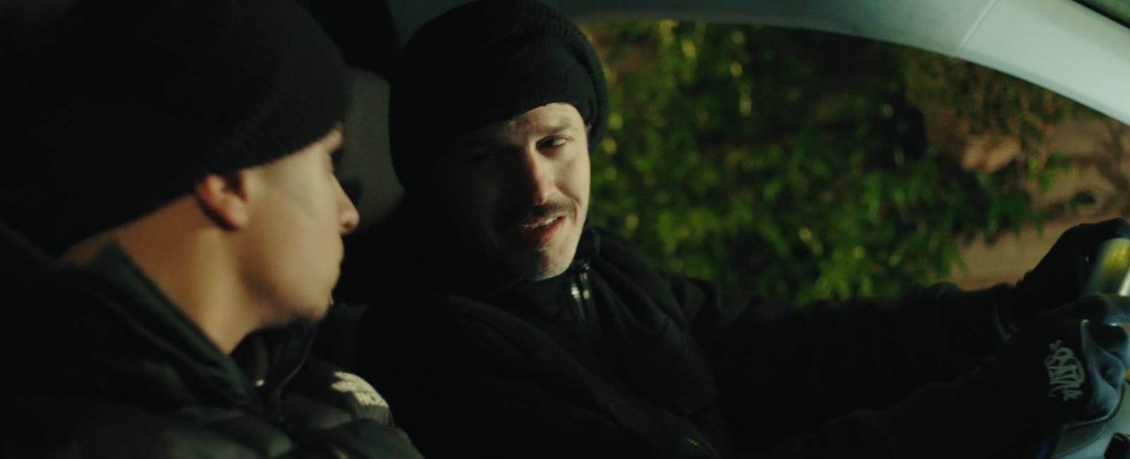 Twee personages in een auto in het donker, still uit de short film commercial Het geheime recept voor Jack's Famous