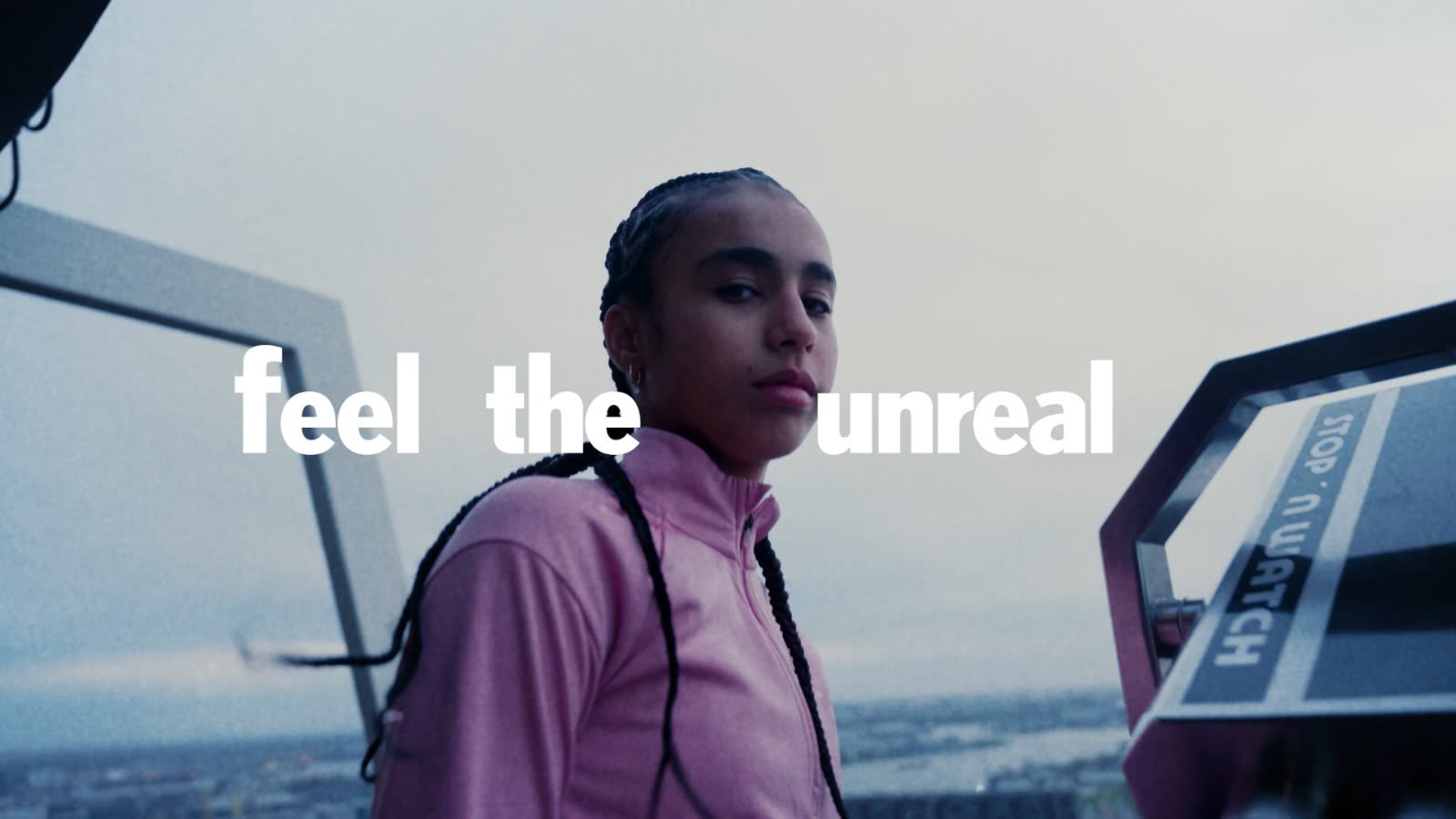 Amira Tahri op een dakterras boven de stad, still uit de Nike Air Max DN commercial