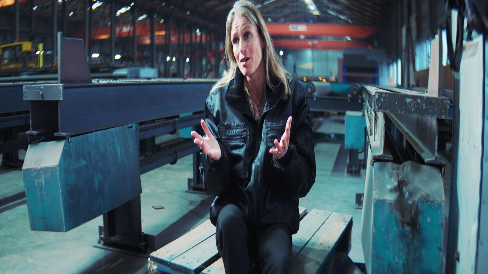 Caroline Koppes, HR-manager van Prins de Boer Staal, in gesprek in de productiehal